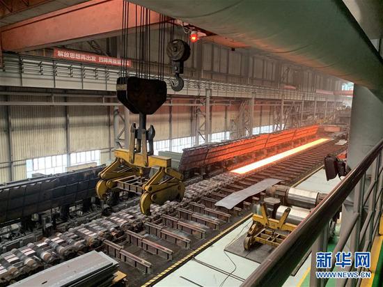3月19日,这是包钢集团的热轧生产线。新华社记者 朱文哲 摄