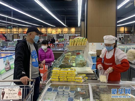 3月19日,在包头市永盛成超市某卖场,市民在选购食品。 新华社记者 朱文哲 摄
