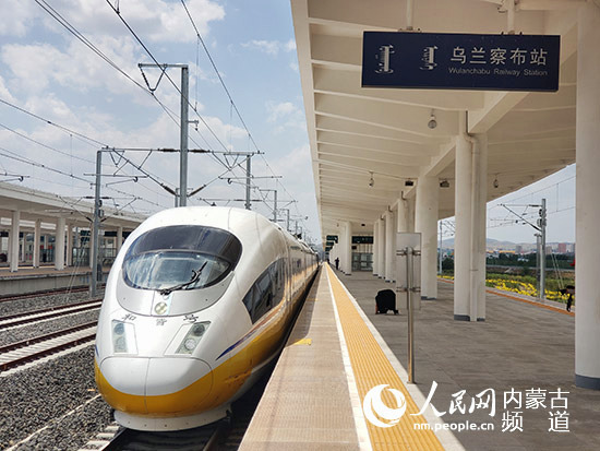 CRH380BJ-A-0504高速综合检测车从乌兰察布站驶出,拉开张呼高铁乌兰察布至怀安段联调联试的序幕。唐哲 摄