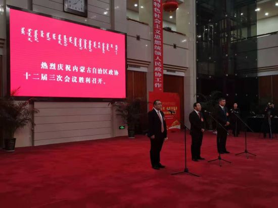 图为政协委员亮相“委员通道”
