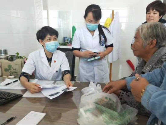 达拉特旗人民医院领导带头到基层服务。