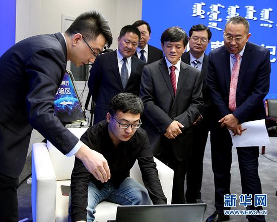 工作人员通过PC端展示3D廉政教育展厅。(新华网 发)