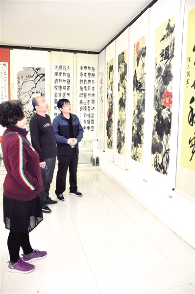 5月27日,游客观看书画作品。王玉琨 摄