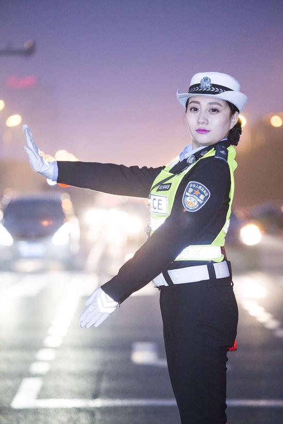 青城形象岗女交警网络评选选手包林举