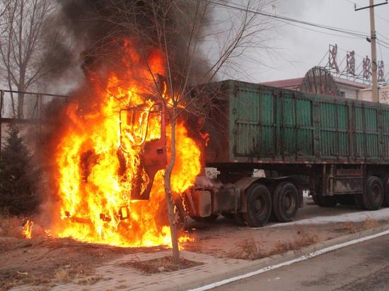 鄂尔多斯一半挂车输油管漏油引发火灾