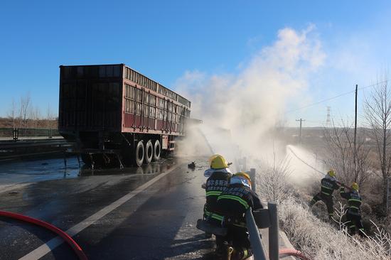 拉煤车追尾引发自燃 消防官兵紧急处置
