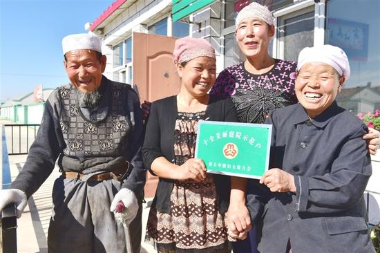 察右中旗科布尔镇大马库联行政村是乌兰察布市为数不多的回族聚居村,群众荣获“美丽庭院”荣誉后,笑逐颜开。