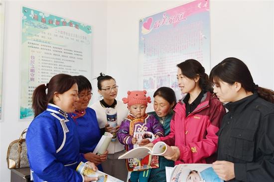 察右后旗妇联依托“妇女之家”围绕“十个全覆盖”工程开展美丽庭院和最美家庭宣传评比活动。