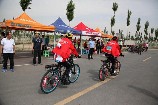 乌海消防沙漠骑行队在自行车骑行大赛中展风
