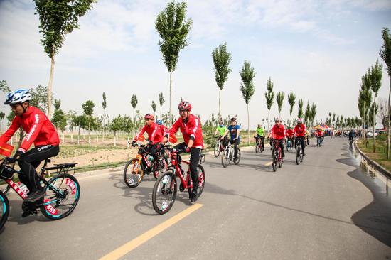乌海消防沙漠骑行队在自行车骑行大赛中展风