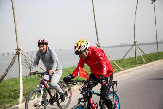 乌海消防沙漠骑行队在自行车骑行大赛中展风