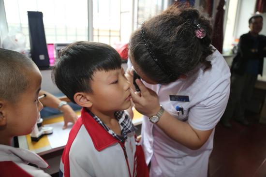 呼和浩特市新城区东门外小学举办 爱眼日 活动