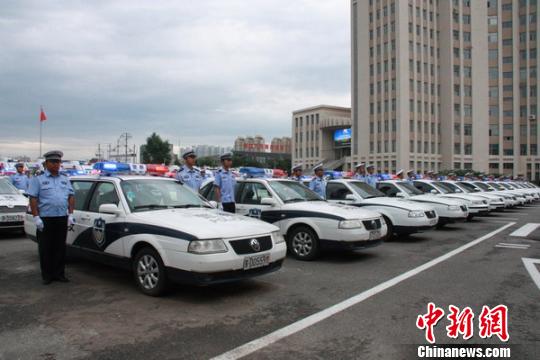图为300名警力整装待发