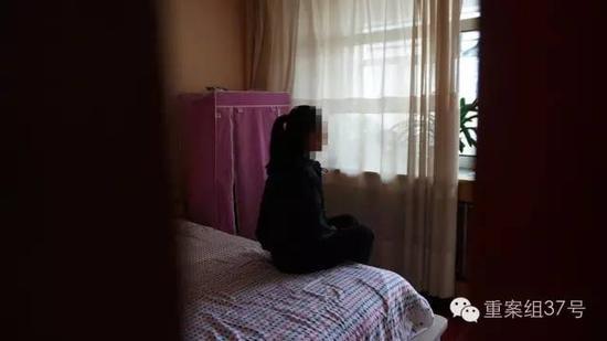 6月27日下午,一名名被性侵女生坐在家中。 新京报记者 曹晓波 摄