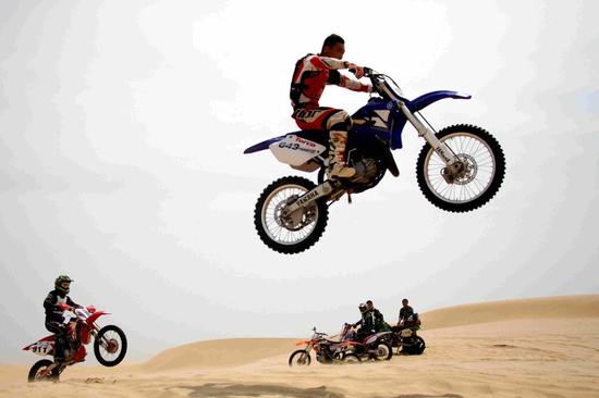 奈曼旗宝古图沙漠那达慕上演狂野飞车