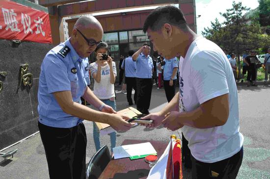 赛罕区公安分局举行防范打击 盗抢骗 行动返赃