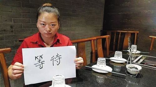在店里等待客人结账的王俊辉(图片由饭店提供)