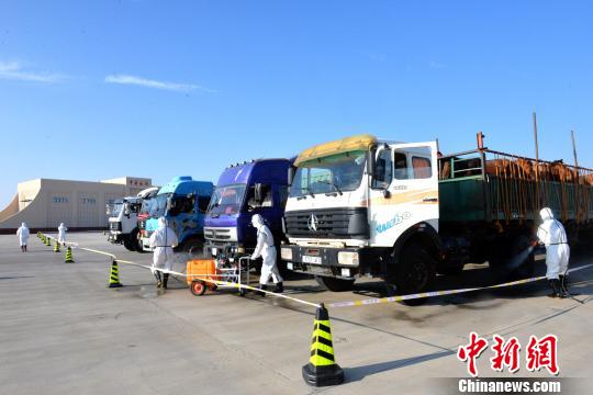 图为检验检疫人员对车体进行防疫消毒。(郑晓钰摄)