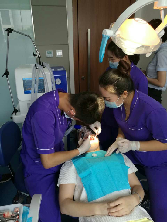 欧贝迎来首位患者体验笑气拔牙 让无痛拔除智