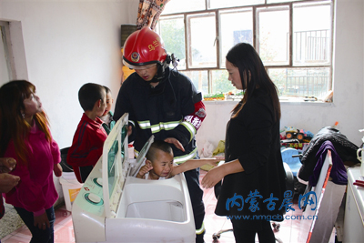 乌兰察布市一 熊孩子 被卡洗衣机里