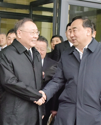 11月29日,云光中同志(右)与那顺孟和同志在全市领导干部大会结束后亲切握手。 本报首席摄影记者 彭晓明 摄