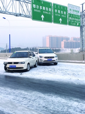 两车在兴安南路立交桥上相撞
摄影记者 张学博