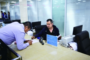 一位市民在呼和浩特市人力资源和社会保障局服务大厅办理养老保险业务(资料图片)