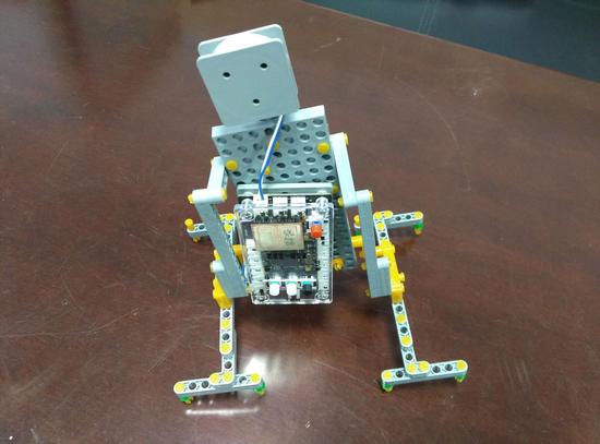 冯科领同学的作品《自动行走机器人》
