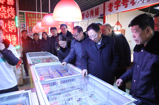 杨玺局长一行在团结小区便民市场检查现场