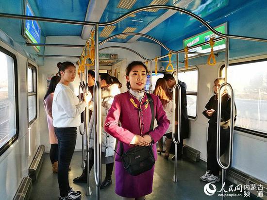 包环列车乘务员服务旅客。(褚梦龙 摄)