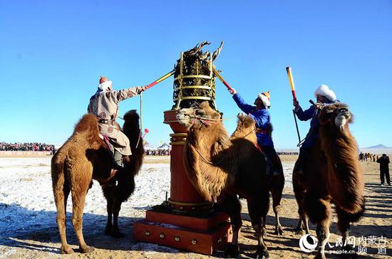 骆驼祭祀点燃圣火