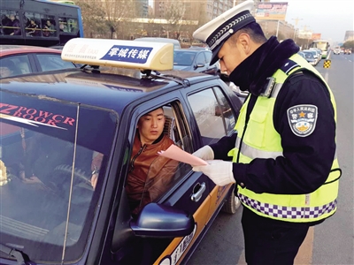 交警检查车辆并向驾驶员讲解交通法规