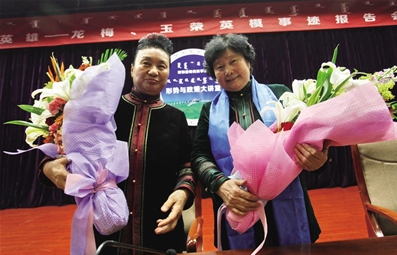 龙梅和玉荣合影
