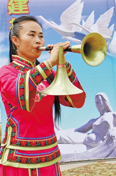 吹歌传承人在表演