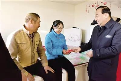自治区党委常委、自治区副主席、呼和浩特市委书记云光中看望慰问贫困村民。