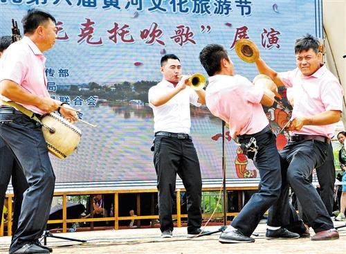 吹歌表演中的打趣伴奏