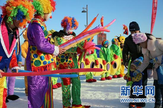 临河区黄河湿地公园的冰雪活动丰富多彩(曹桢 摄)