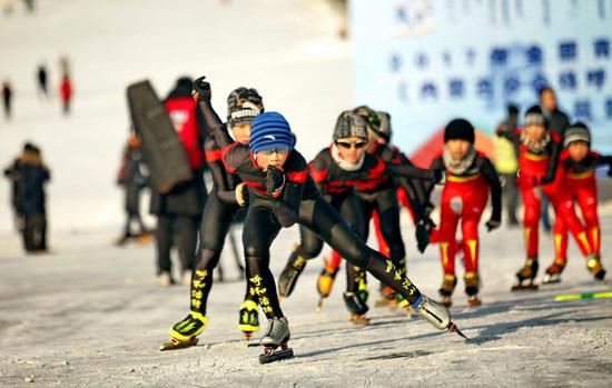 青少年在冰雪上运动