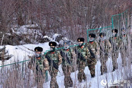 官兵在野外的皑皑白雪中行军