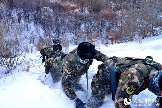 官兵在野外的皑皑白雪中行军