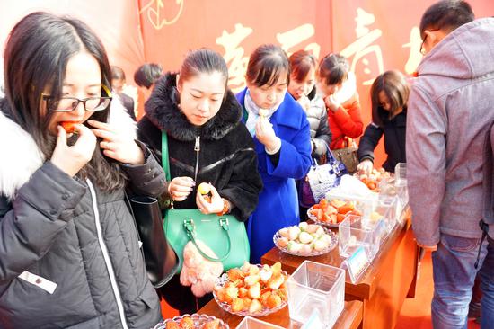 市民代表上台品尝