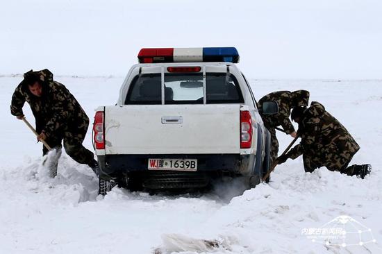 走访中边防派出所车辆陷入积雪中无法前行
