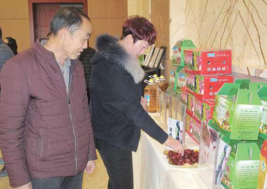推介会上,绿色农产品受到与会者青睐