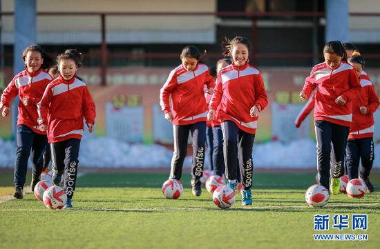 3月15日,呼和浩特市玉泉区通顺街小学女足队员在进行足球技能训练