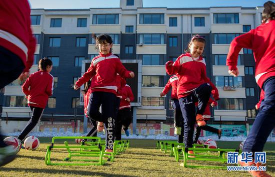 呼和浩特市玉泉区通顺街小学女足队员在进行足球技能训练