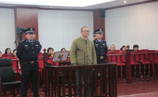 鄂尔多斯市中级人民法院以故意伤害罪对被告人金柱判处死刑,缓期两年执行,剥夺政治权利终身。