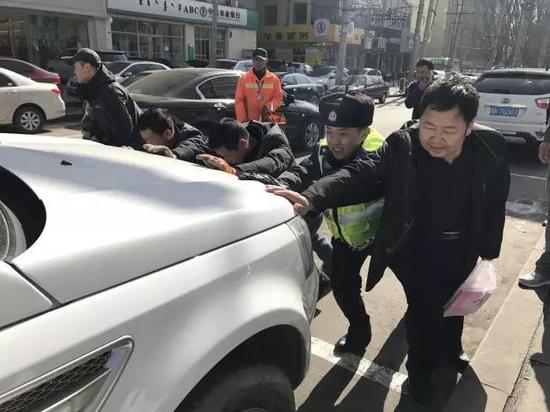 玉泉区交管大队一中队民警协助挪车