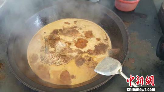 图为烹饪中的内蒙古托克托县“开河鱼”。 高玉凤 摄