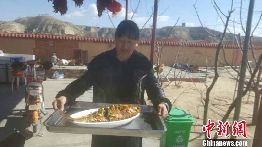 图为烹饪好的内蒙古托克托县“开河鱼”。 高玉凤 摄