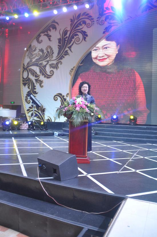 内蒙古呼和浩特市实验中学党总支书记、校长屈惠华现场分享了她的教育人生